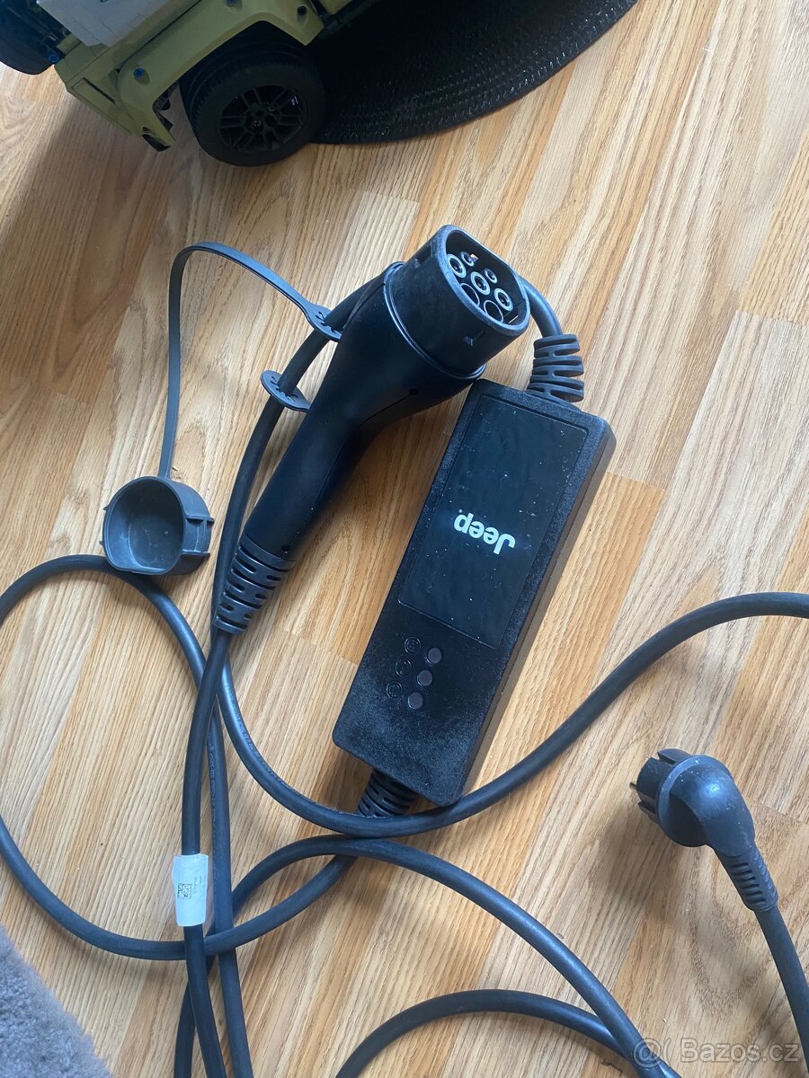 Přenosná nabíječka pro elektromobil Jeep
