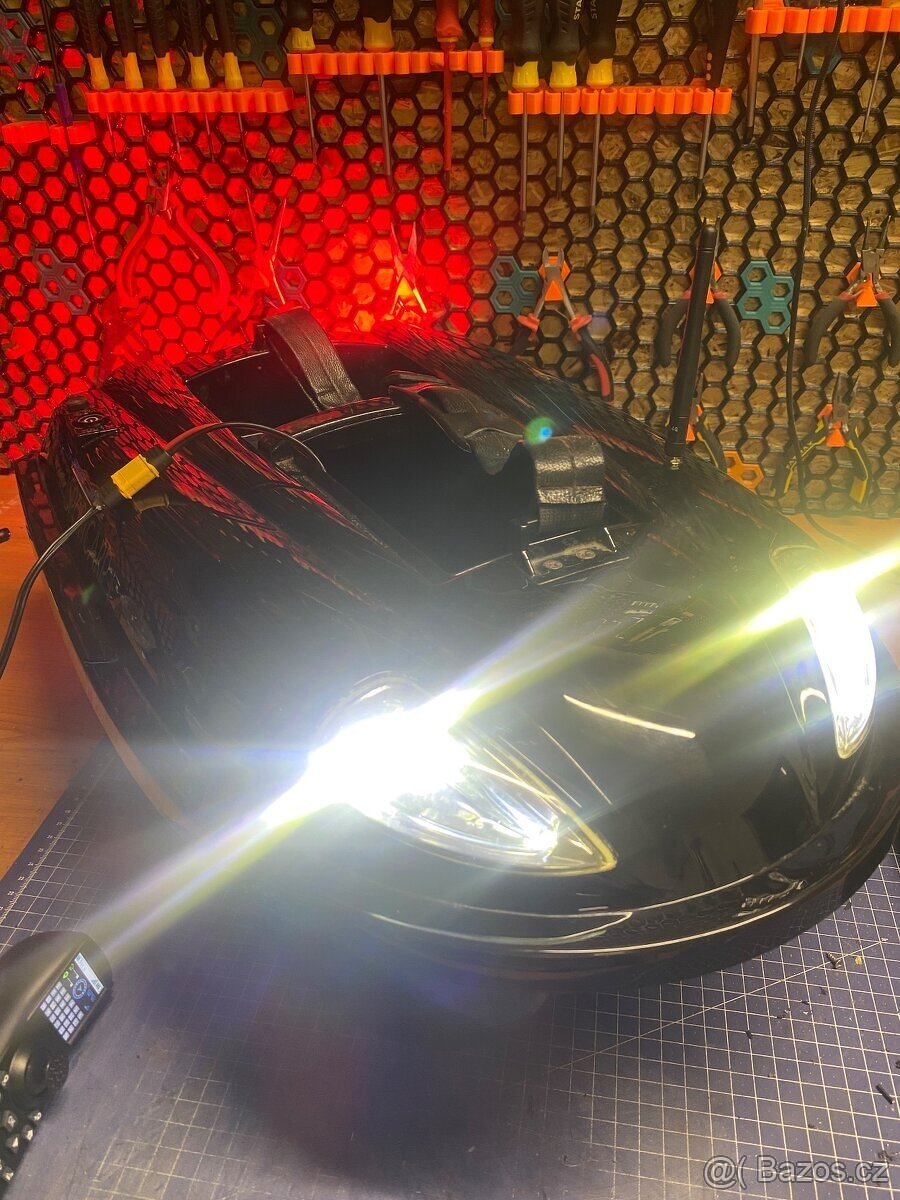 Zavážecí loďka Lake Master M1 - 2