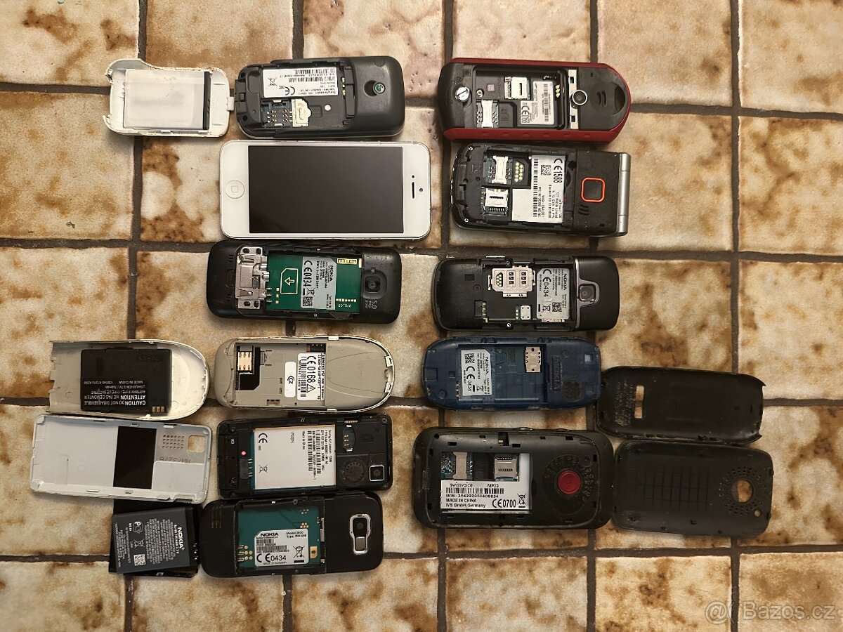Sada 11 Starých Mobilních Telefonů - 2