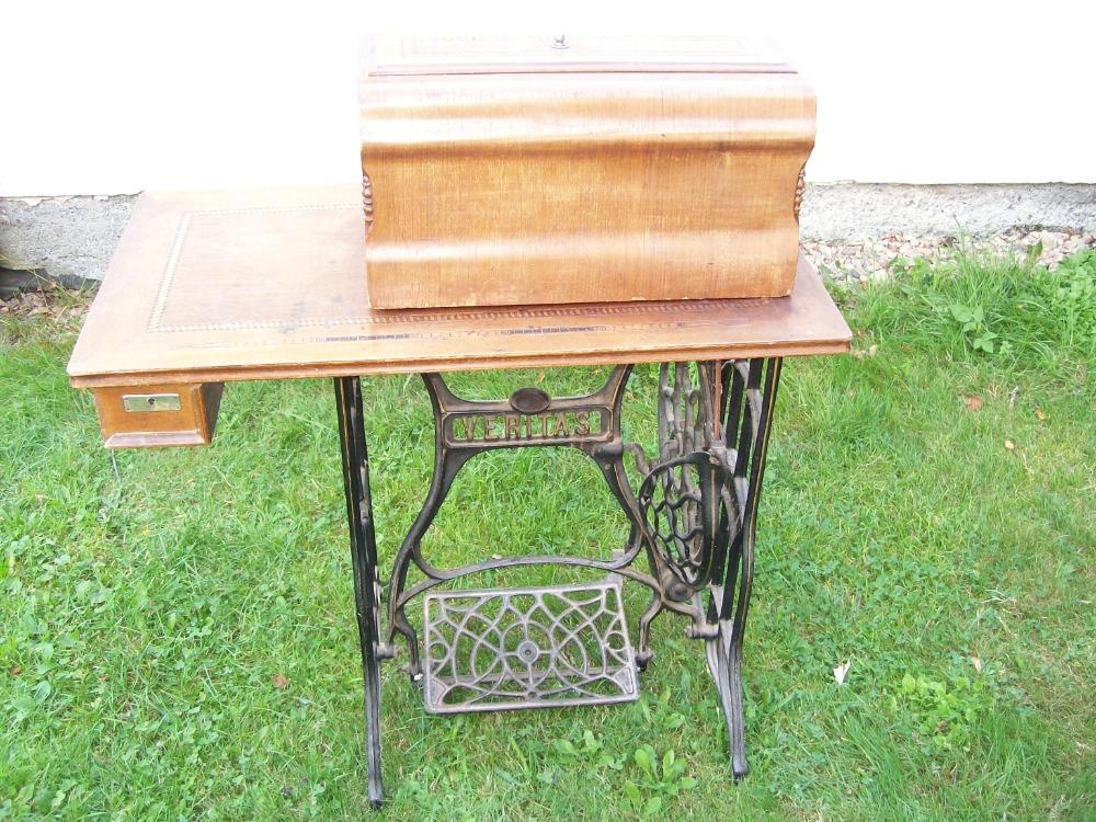 Šlapací šicí stroj. - 2