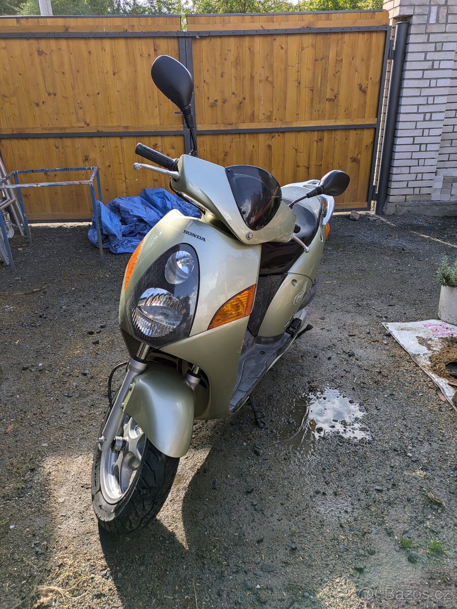 stylový retro skútr Honda @125 s výkonem 11 kW - 14000km - 2