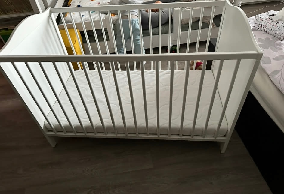 Dětská postýlka i s matraci - 2