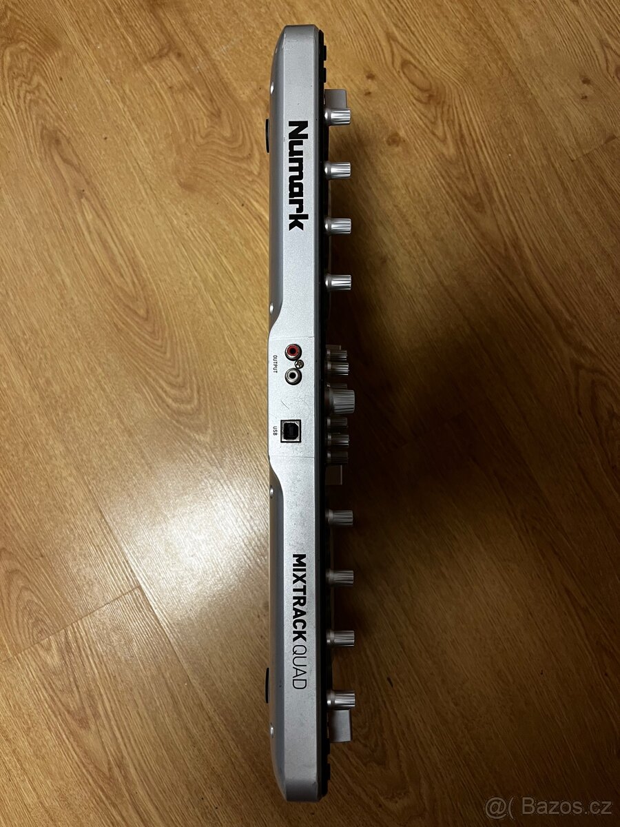 Mixážní DJ Pult Numark Mixtrack Quad - 2