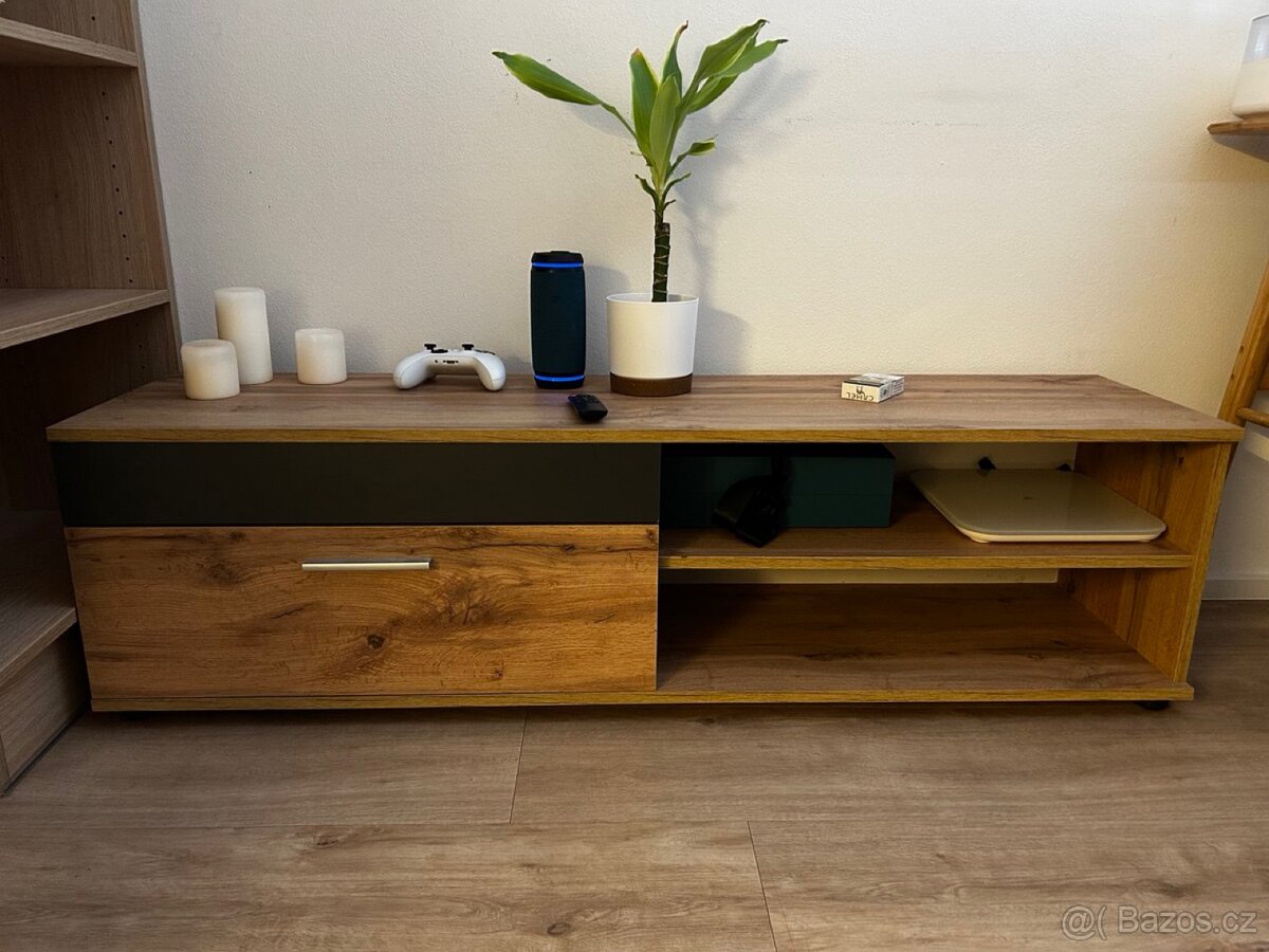 Prodám dřevěný stůl a TV stolek - 2