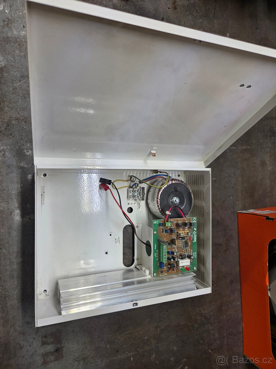 DC UPS zdroj 13,8V 3A alarm EZS rozvadeč, box - 2