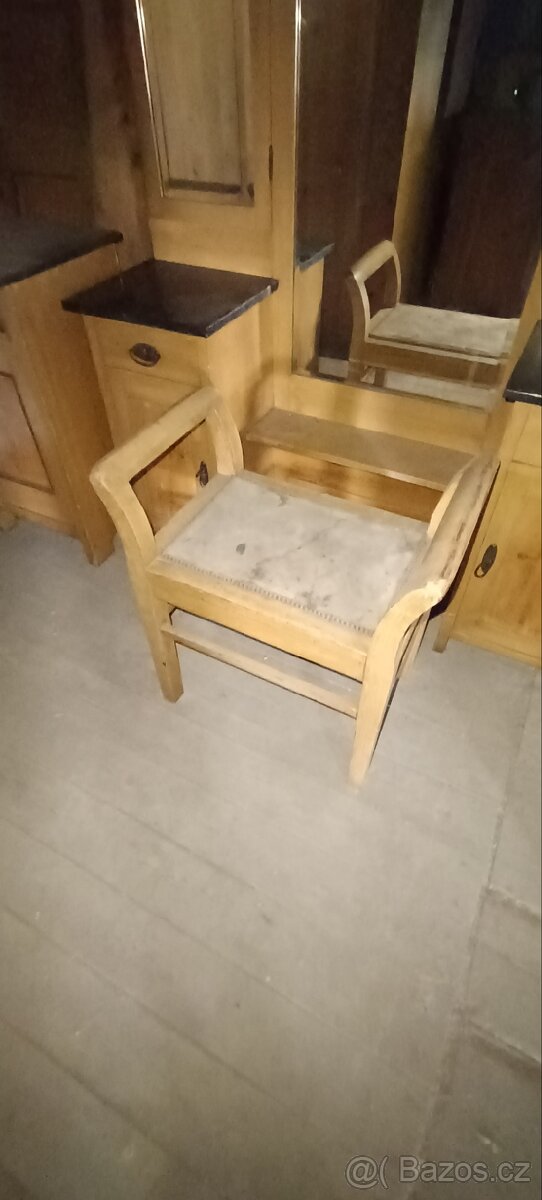 Starožitná celodřevěná ložnice - 2