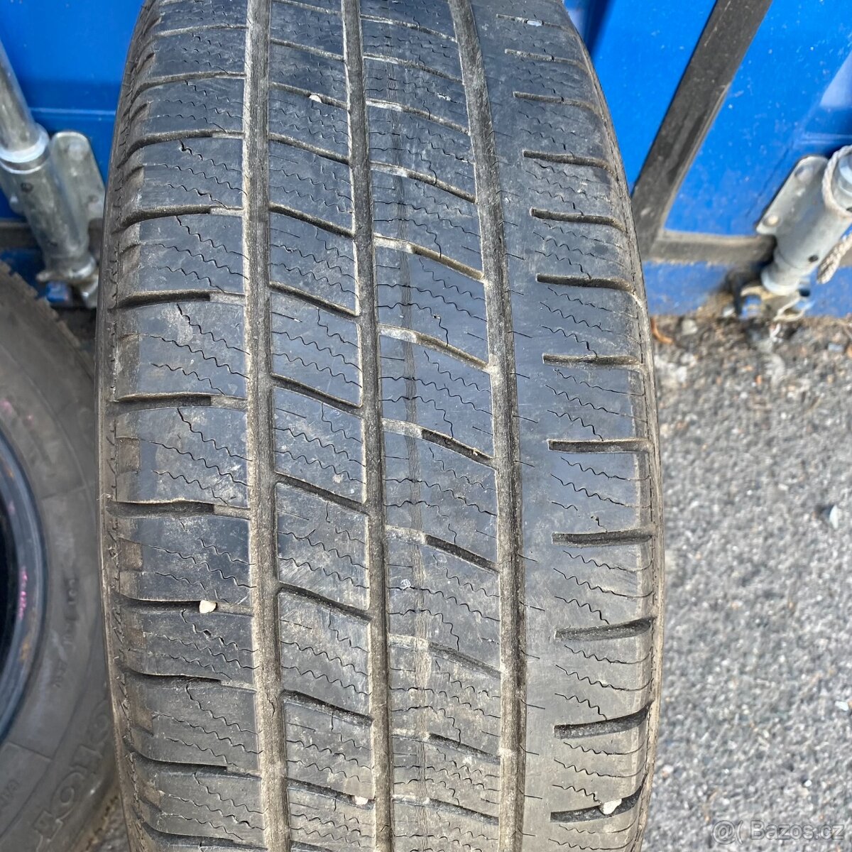 Zimní pneu 215/65 R16C 109/107T Goodyear 5mm hrany a 7mm pro - 2