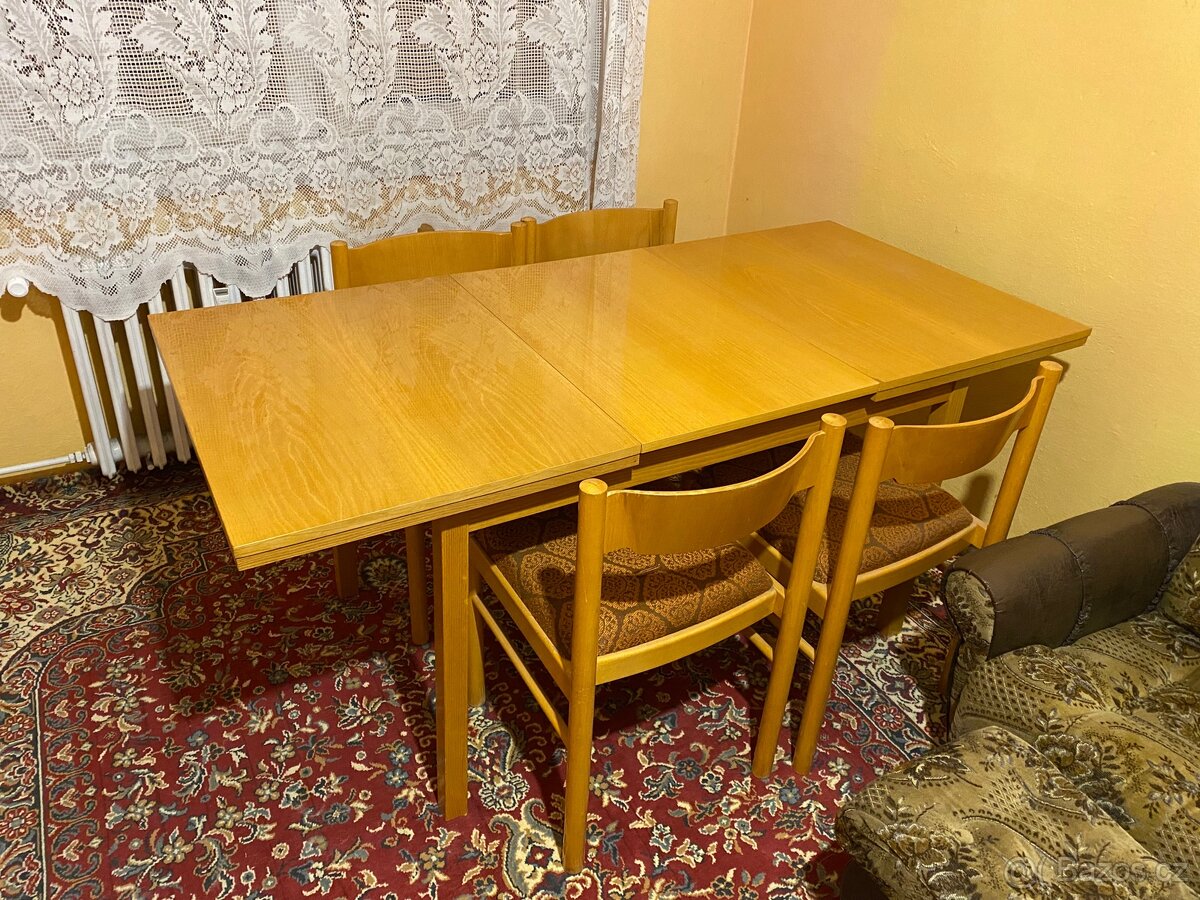 Rozkládací stůl s židlemi. - 2