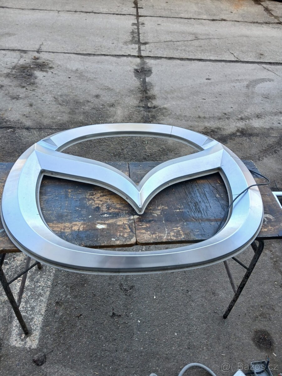 světený nápis a znak MAZDA - 2