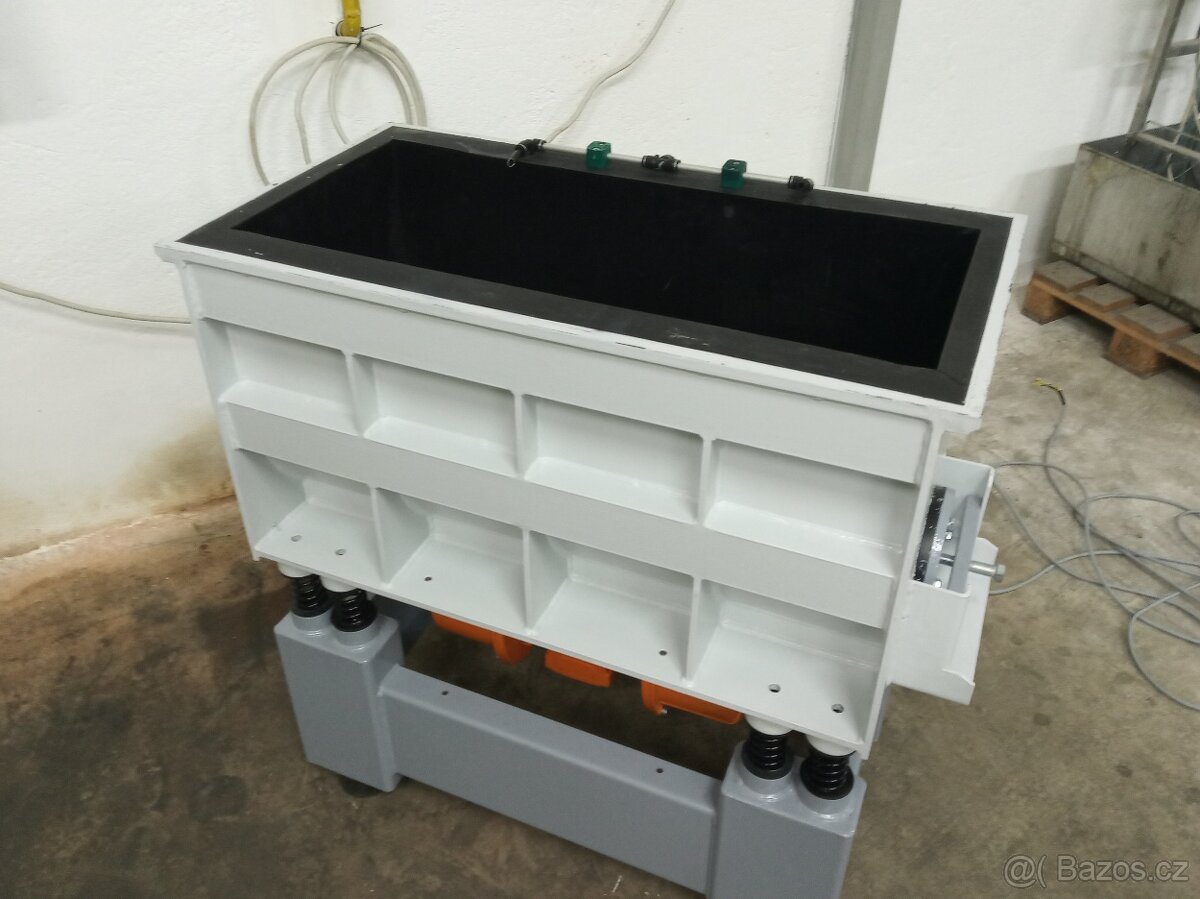 Vibrační žlab - omílačka - 2