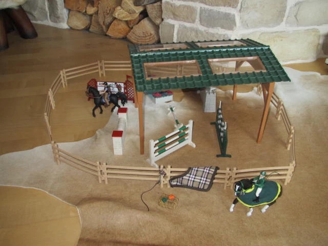 Schleich - jezdecká škola, areál s koňmi atd. - 2