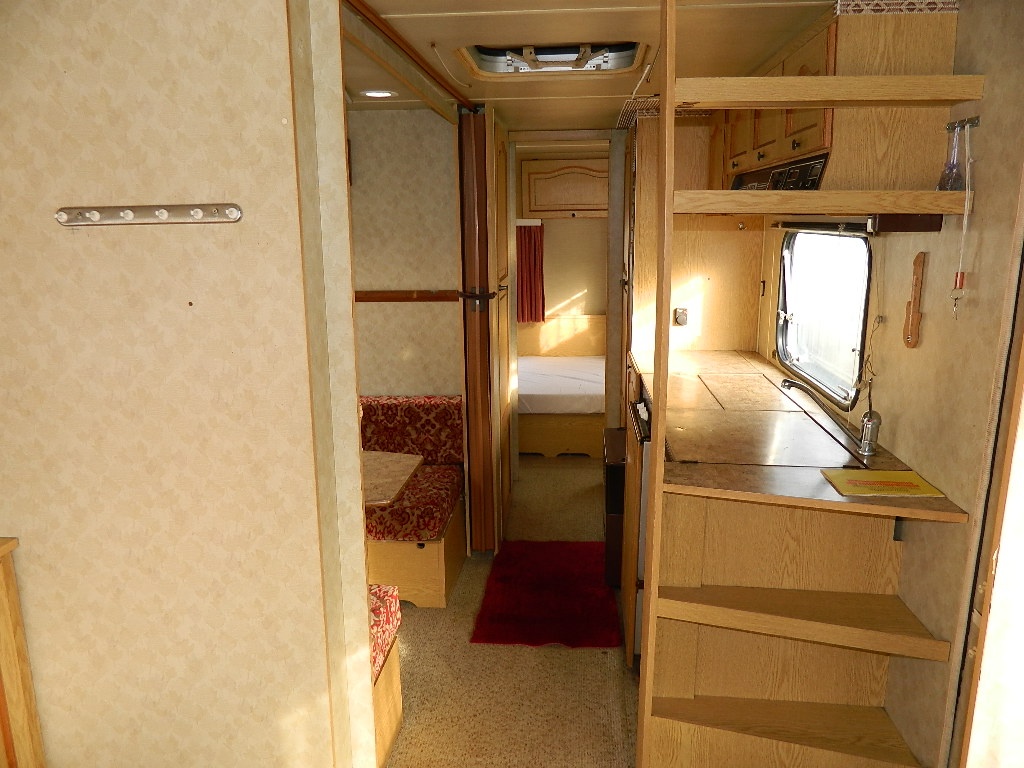 Velký dvouosý karavan Adria pro 7 osob - 2