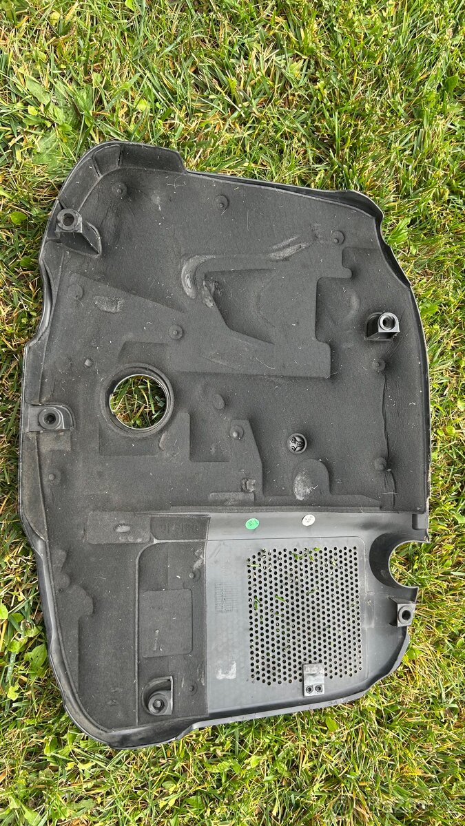 Kryt na motor. - 2