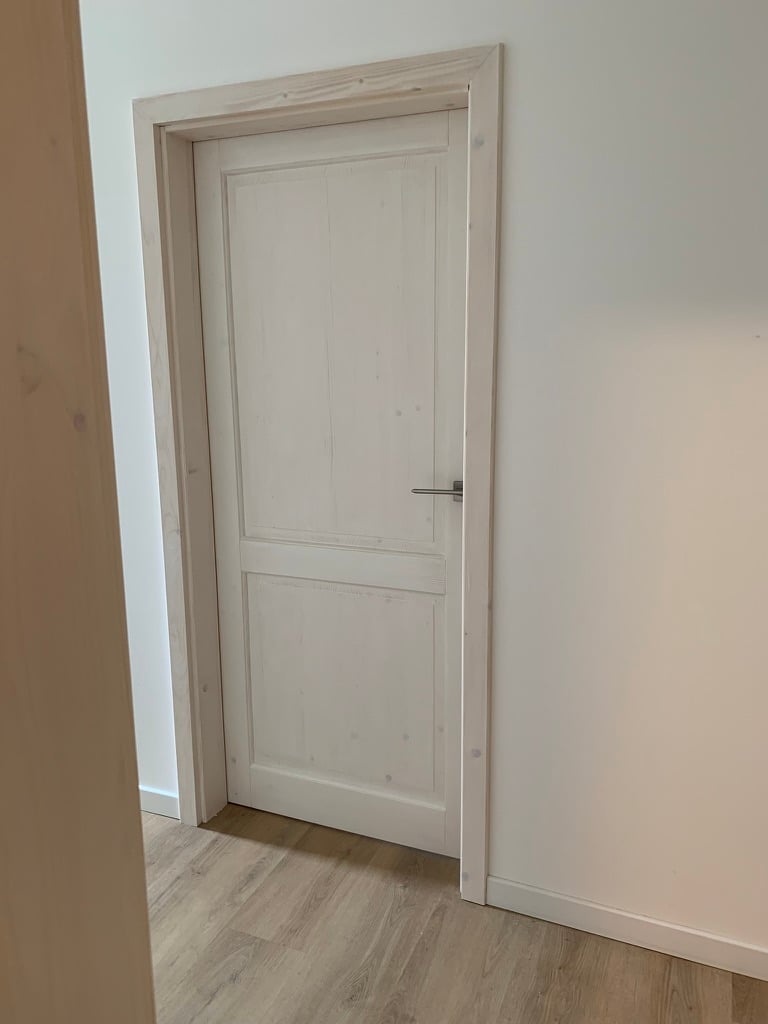 Lakované smrkové masivní dveře včetně zárubní a kování - 2