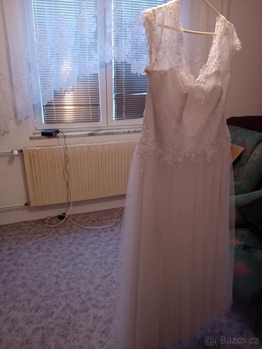 Prodám 3x šaty a 2x páry bot (svatební a plesové) + doplňky - 2