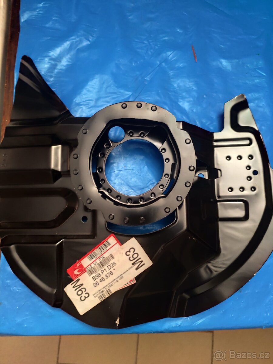 PRACHOVÝ ŠTÍT PŘEDNÍCH BRZDOVÝCH KOTOUČŮ BMW E46 - 2