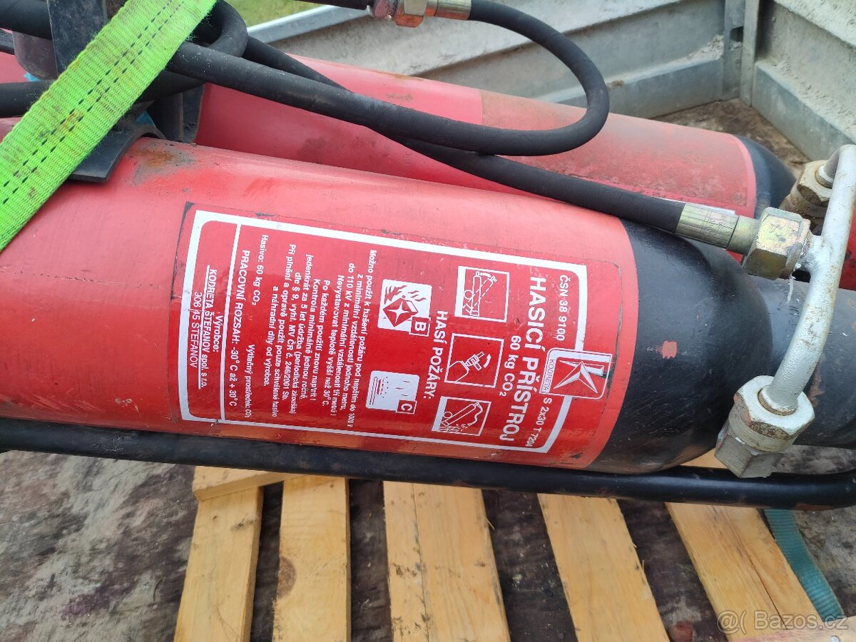 Hasiči přístroj plný co2 - 2