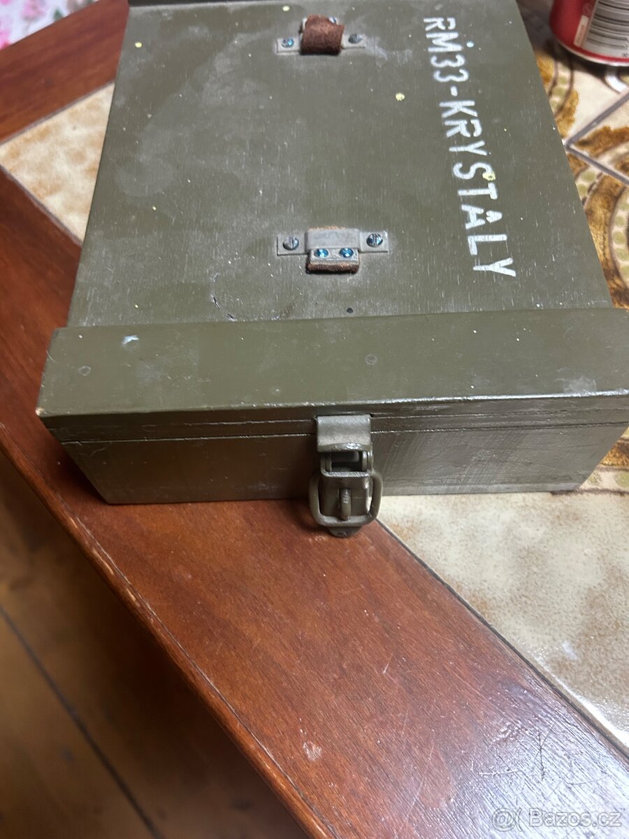 Vojenská  rádio krabice RM 33-kRYSTALY - 2