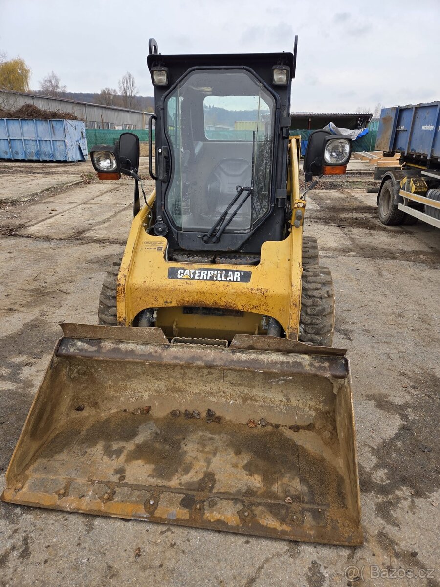 Kompaktní nakladač Caterpillar 216 B - 2