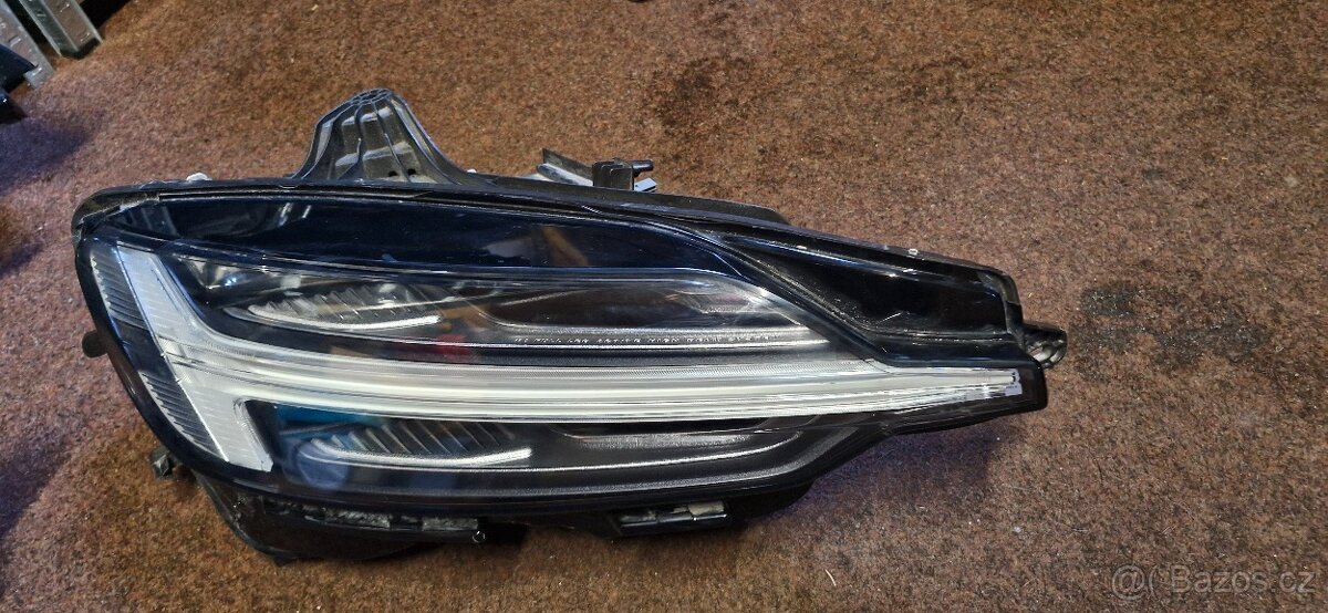 Prave predni svetlo volvo s60 v60 treti generace - 2