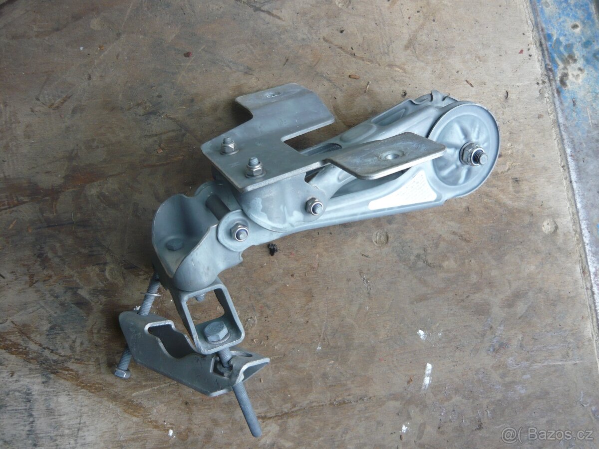 Pozinkovaný nástěnný otočný držák. 200 kč - 2