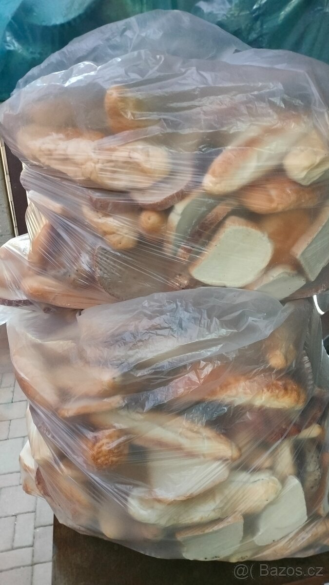 Krmné pečivo , rohlíky, housky, chleba. - 2