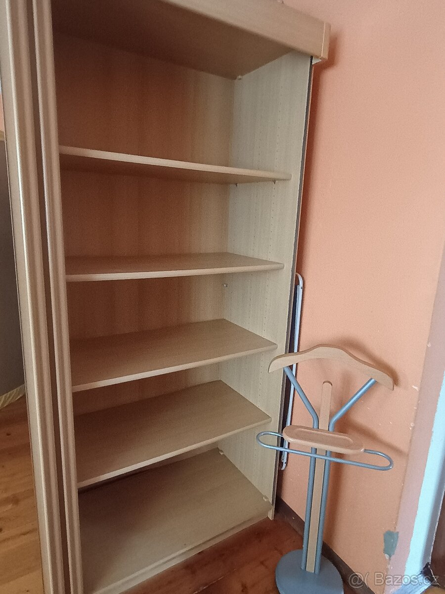 Šatní skříň - 2
