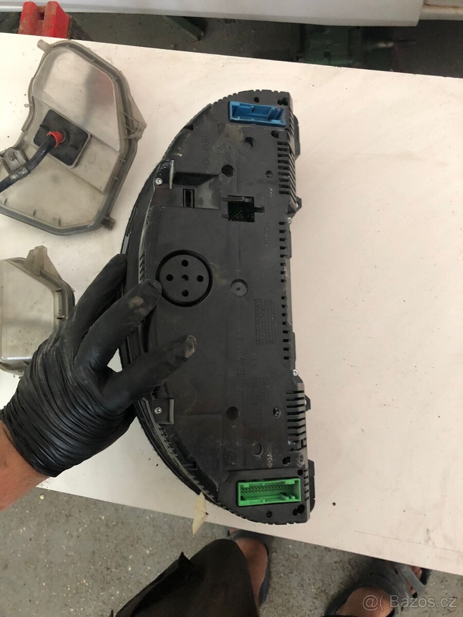 Budíky Audi A4 B7 - 2