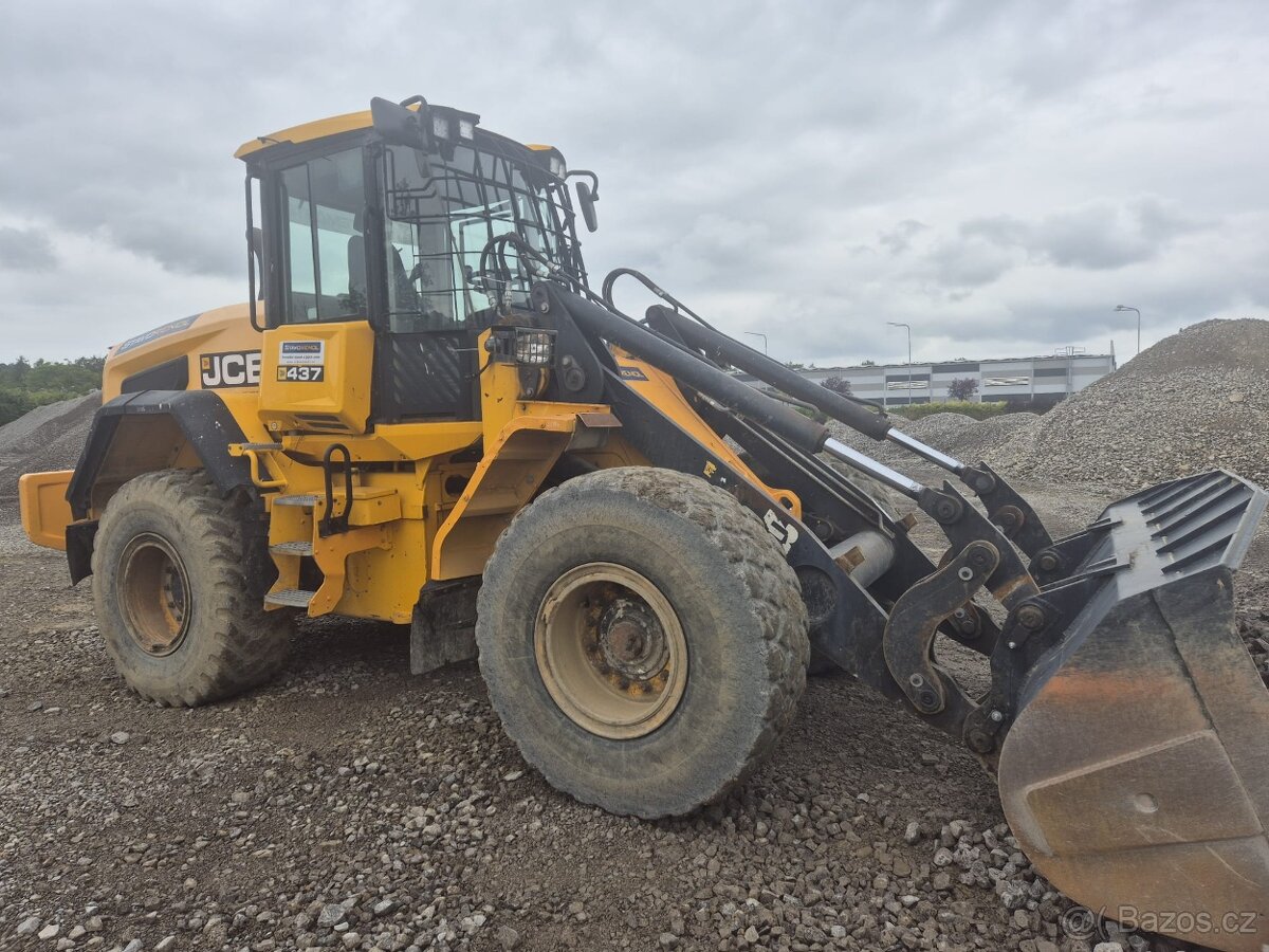 Nakladač JCB 437 - 2
