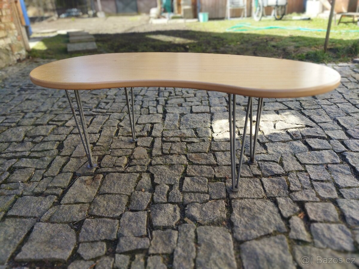 Stolek, lampa, židličky - 2