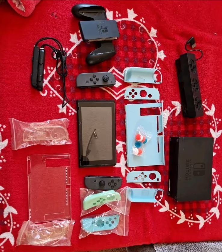 Nintendo Switch plus příslušenství a hry - 2