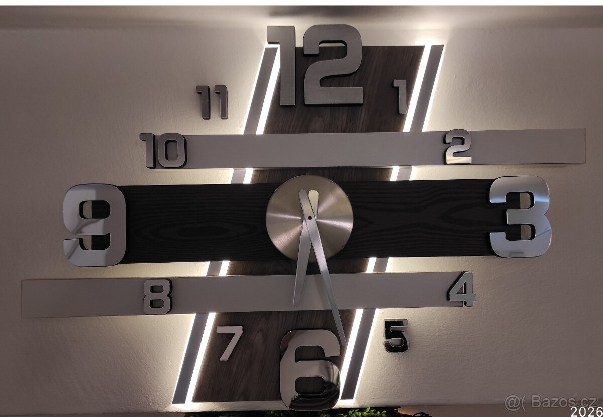 prodám podsvětlené LED hodiny 12V - 2