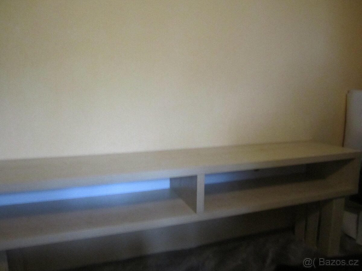 Police na stěnu - 2