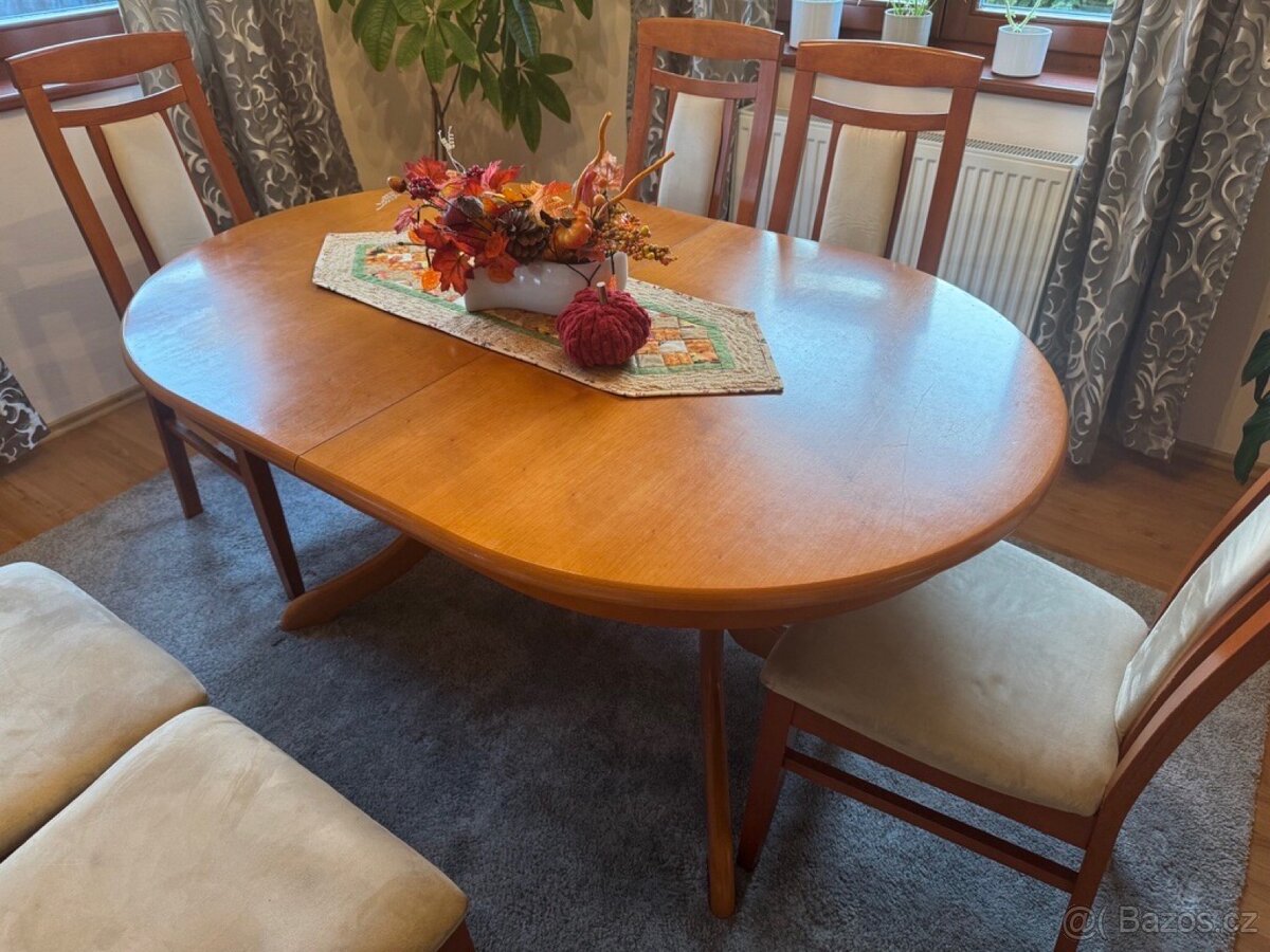Jídelní stůl včetně židlí - 2