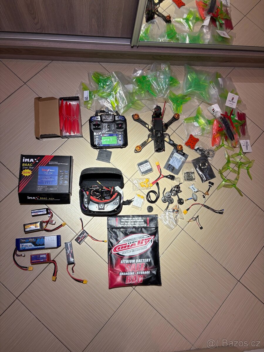 FPV dron + FPV bryle + baterie + nahradní díly - 2