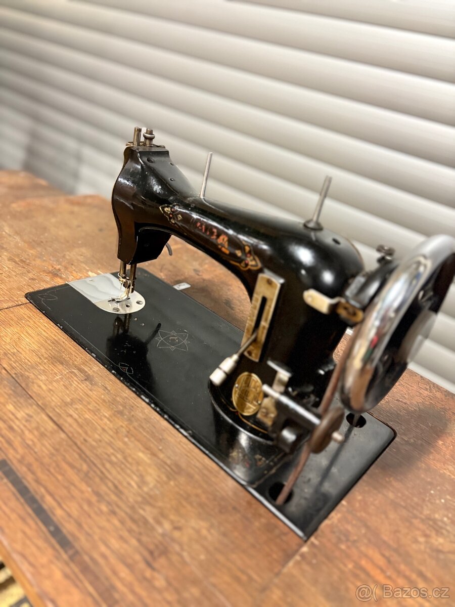 Prodám starý šicí stroj Lada - 2