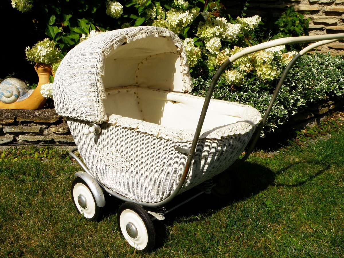 Starožitný kočárek po renovaci - 2