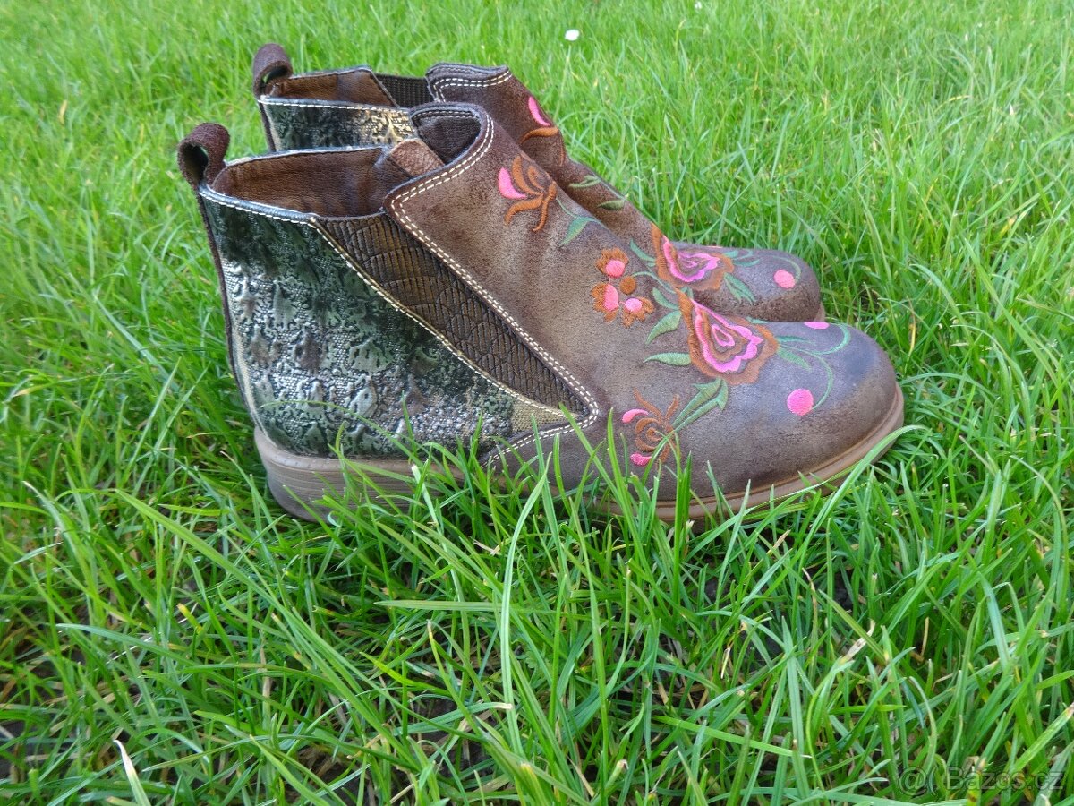 Dámské kotníčkové celokožené boty vel. 41 - 2