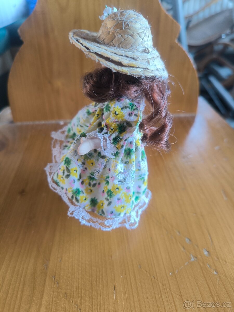 Porcelánová panenka v jarních šatech - 2
