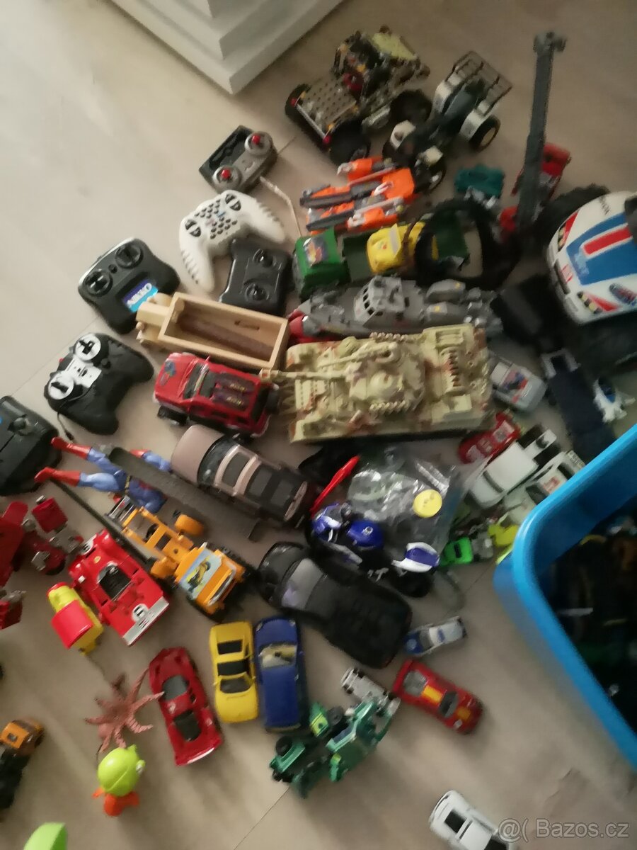 Box plný hraček pro kluka autíčka a jiné - 2