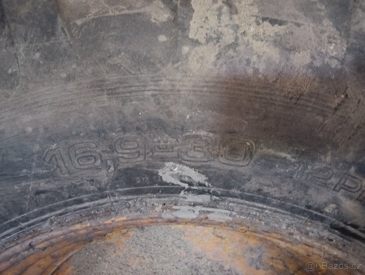 Kolo traktorbagr CASE - 2