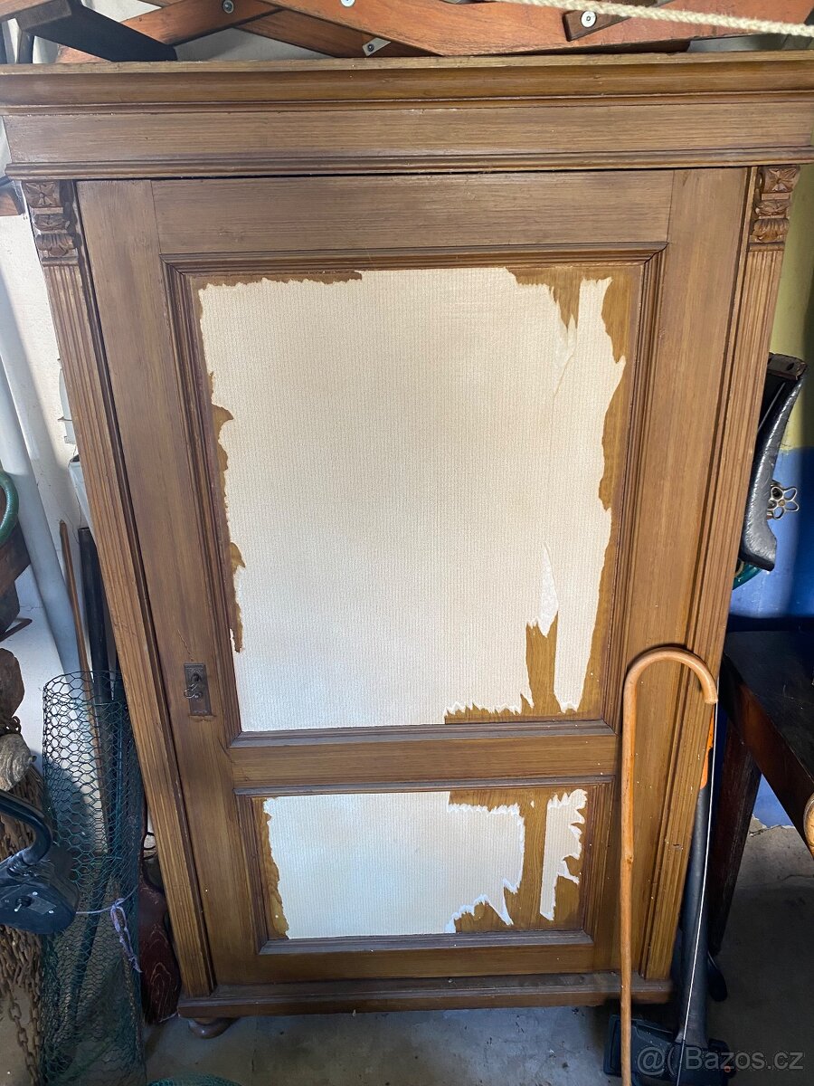 Dřevěná skříň - 2