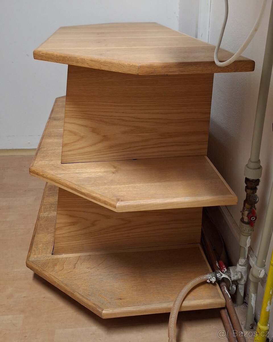Dva dřevěné regálky/pultíky - 2