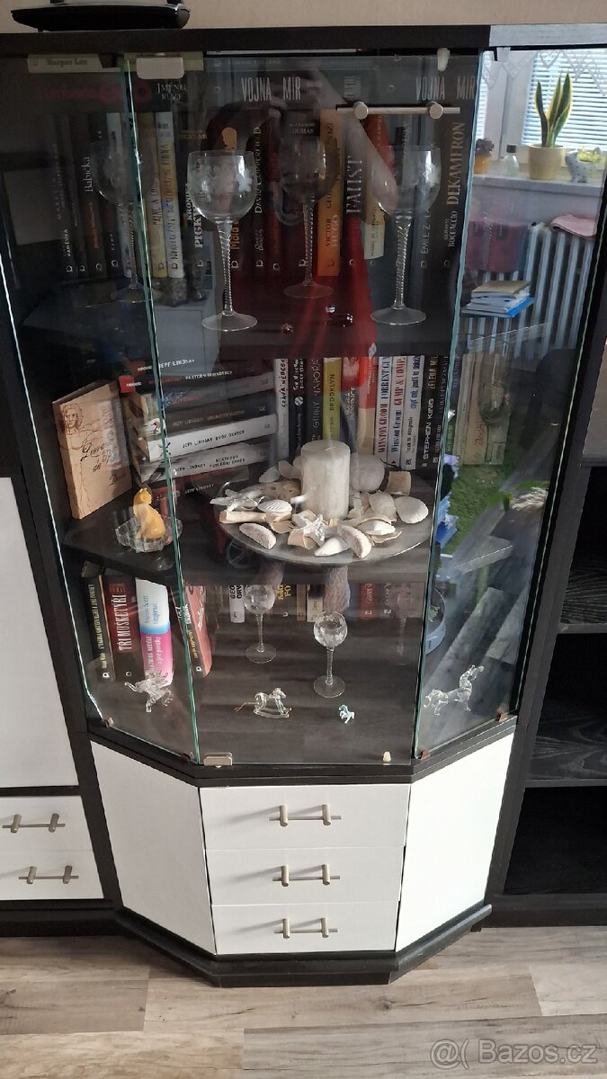Skříň/ vitrína se šuplíky - 2