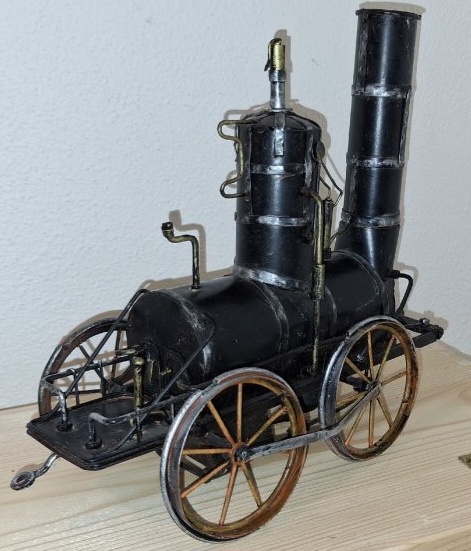 starožitný model - kovový parní stroj, délka 23cm - 2