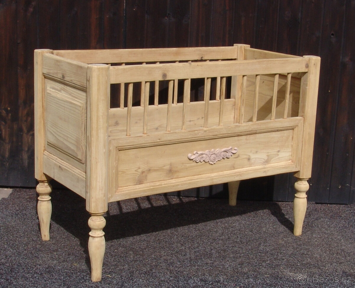 Starožitná dětská postýlka s řezbou - 2