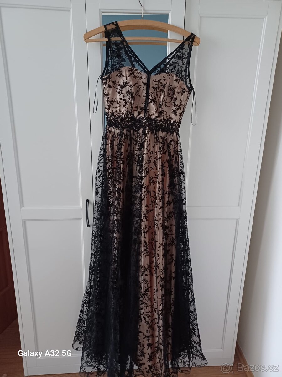 Zlaté dámské šaty s černou krajkou - 2