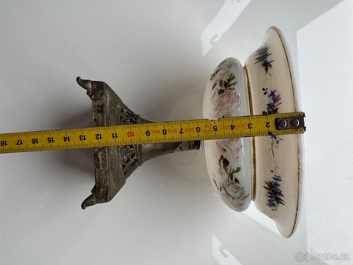 Porcelánová mísa asi z přelomu 19.–20. století. - 2