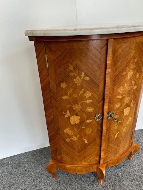 Rohová skříňka okolo roku 1900 - originál. - 2