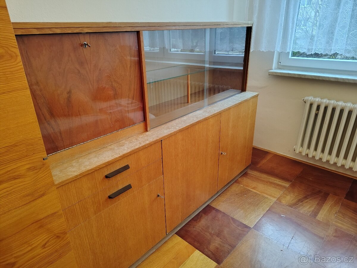 Dřevěný sekretář s prosklenou vitrinou - 2